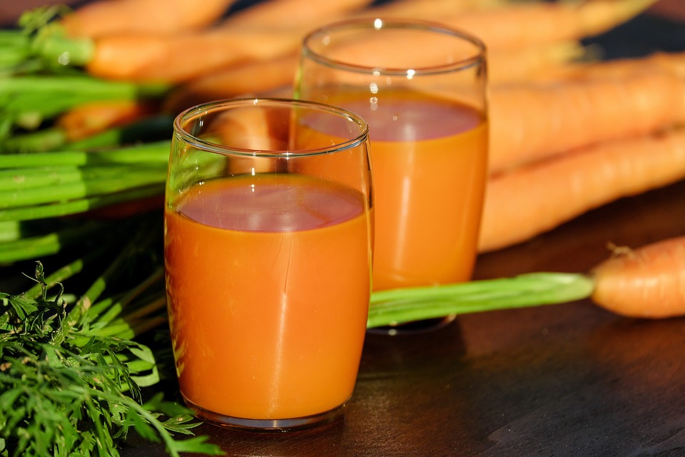 carrot juice 1623079 960 720 - Impressionantes Sucos Detox Para Desinchar e Perder Peso
