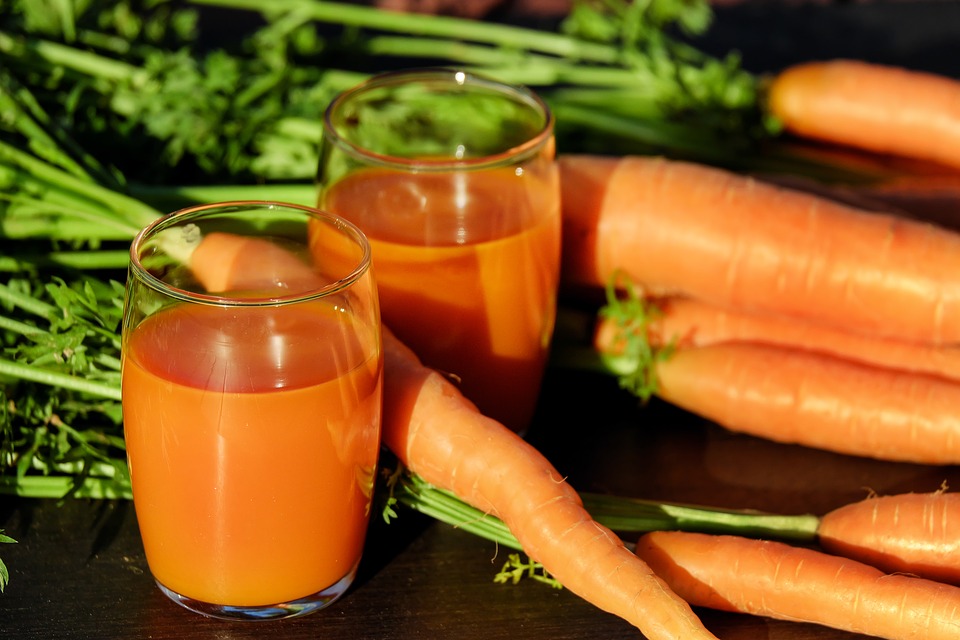 carrot juice 1623157 960 720 - Impressionantes Sucos Detox Para Desinchar e Perder Peso