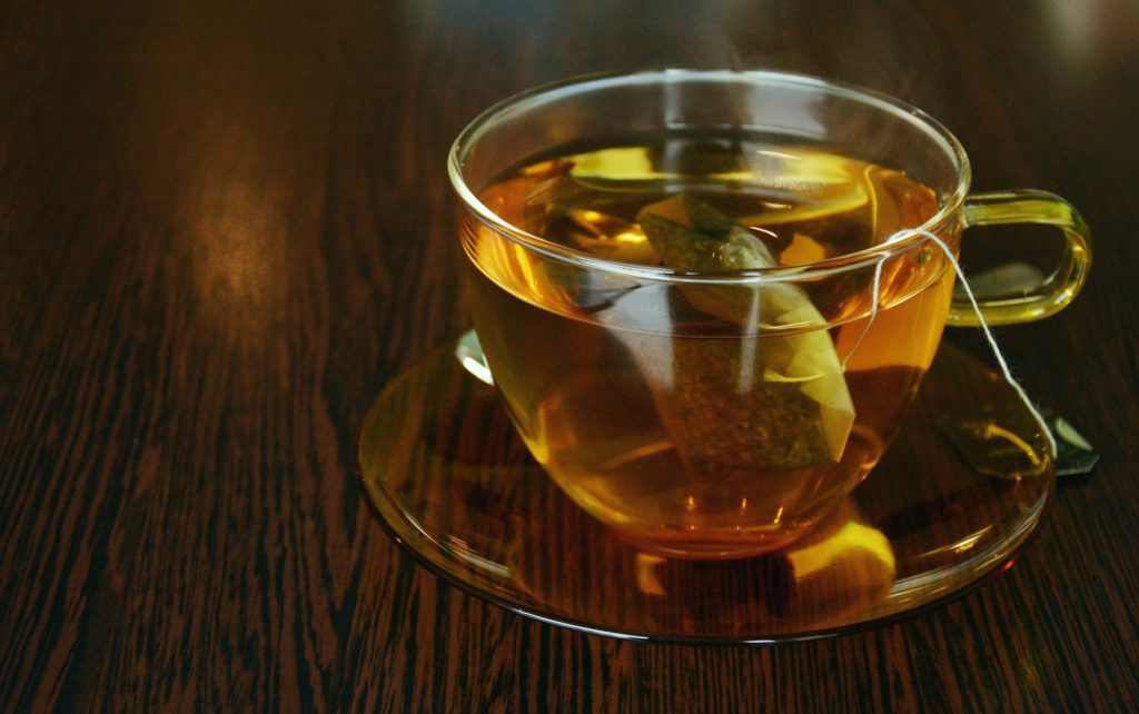 Beber chá verde 1024x642 - Perder Peso Rapidamente Em Casa Principais Maneiras