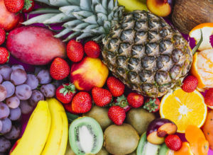 Inclua frutas e alimentos naturais no seu dia a dia 300x219 - Como acelerar o metabolismo e emagrecer de forma saudável?