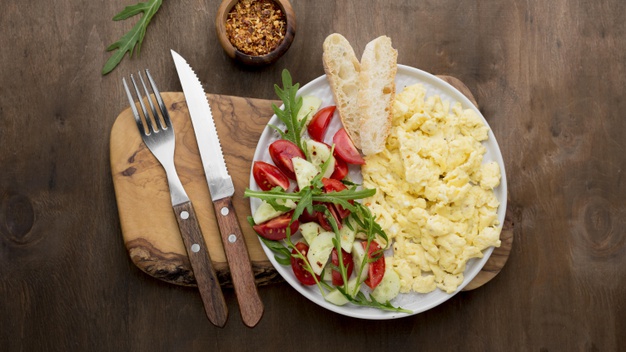 Adicione um ovo ao café da manhã - Veja como deve ser o café da manhã para emagrecer - Confira!