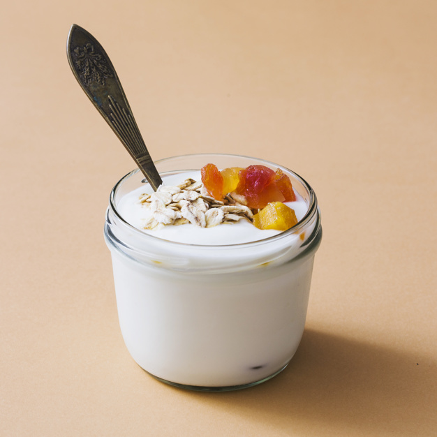 Substitua o iogurte doce por natural - Veja como deve ser o café da manhã para emagrecer - Confira!