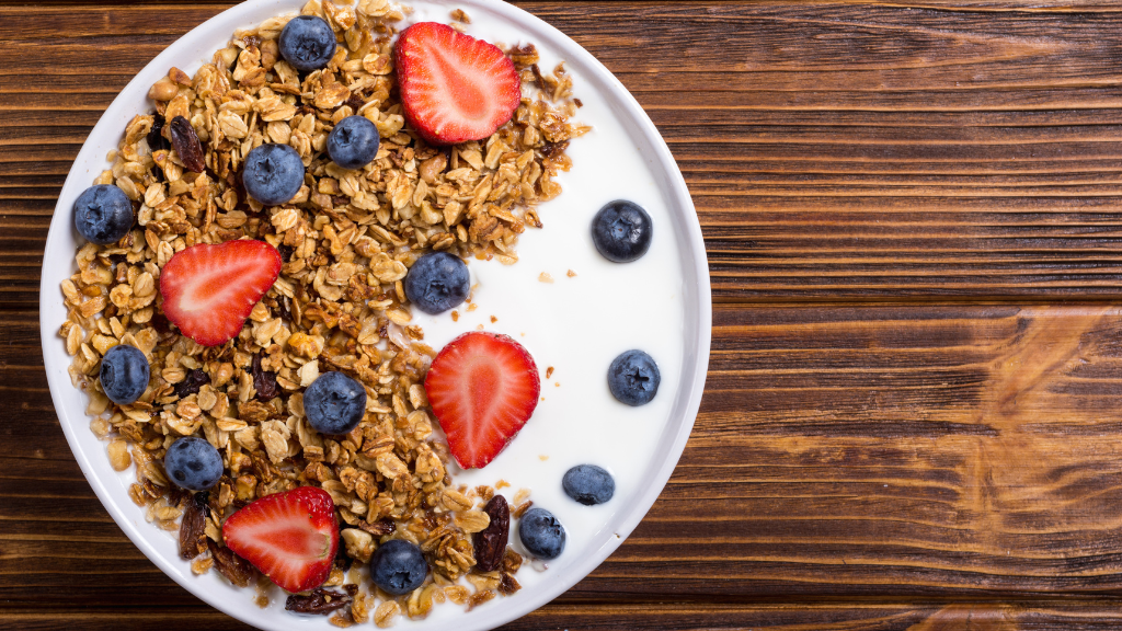 Iogurte com Granola e Frutas - Desvendando o Café da Manhã Saudável Perfeito para Emagrecer
